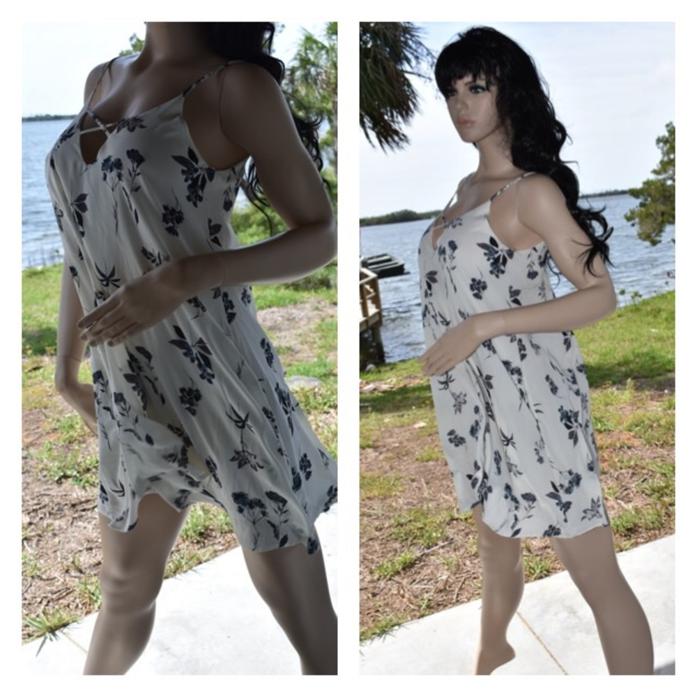 White Floral dress with pockets - Picture 4 of 4